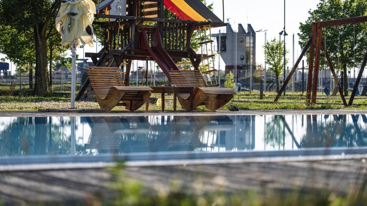 Hotel And Park Divoka Voda Братислава Экстерьер фото