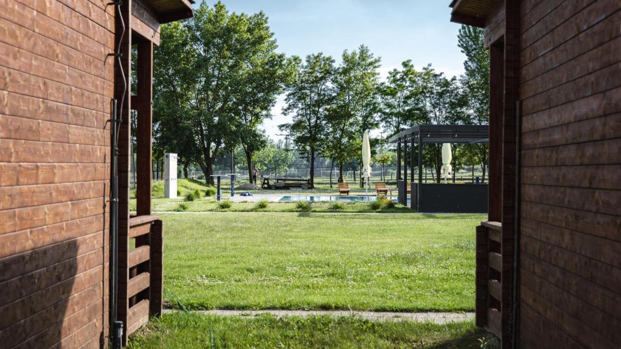 Hotel And Park Divoka Voda Братислава Экстерьер фото