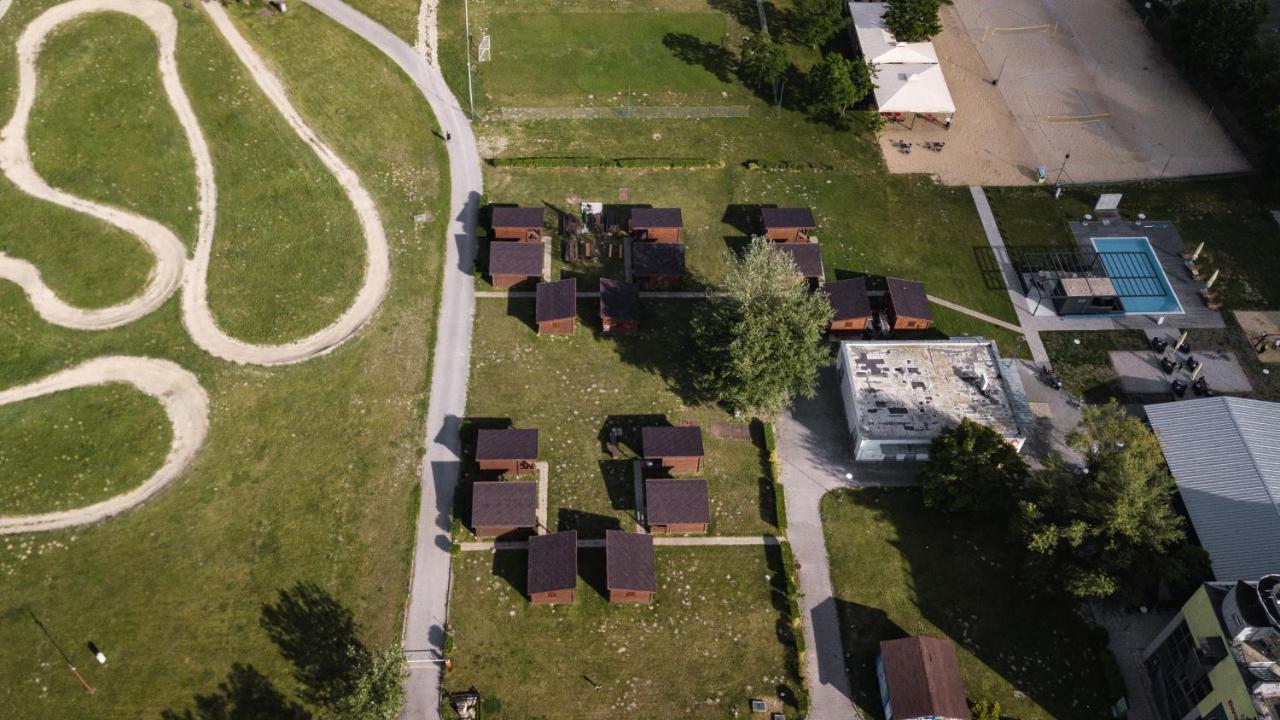 Hotel And Park Divoka Voda Братислава Экстерьер фото