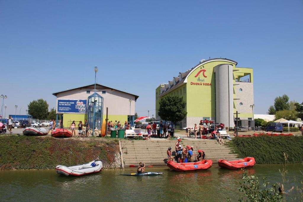 Hotel And Park Divoka Voda Братислава Экстерьер фото